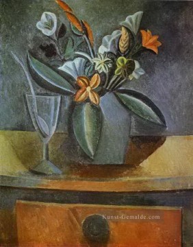  blumen - Blumen in einem grauen Krug und Weinglas mit Löffel 1908 Kubismus Pablo Picasso